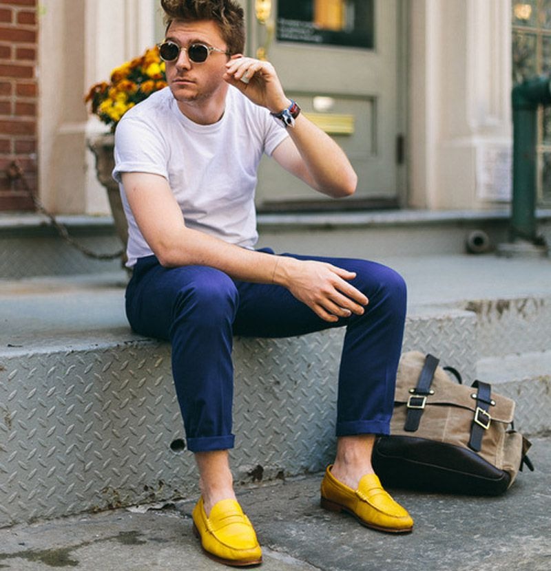 Giày màu vàng kết hợp với quần áo màu gì