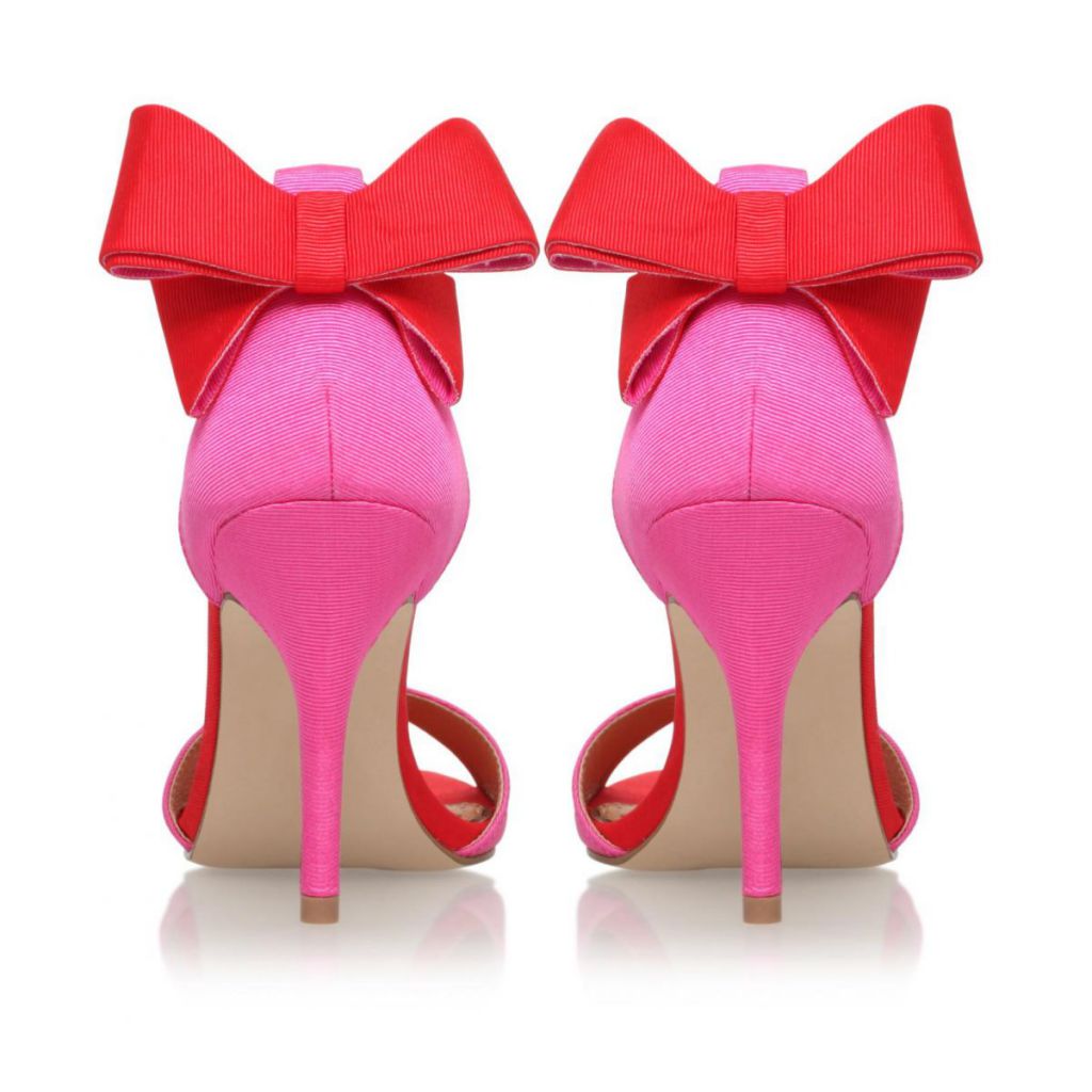 giày cao gót màu hồng phấn
